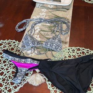 Issa de’mar Black and white pattern bikini top and 2 bottoms Medium EUC